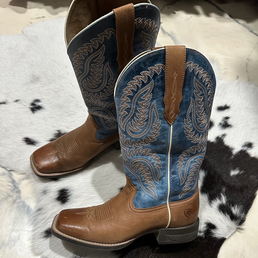 EUC Women’s Ariat boots style 10050919. Size 9.5B. Worn as dress boots only.